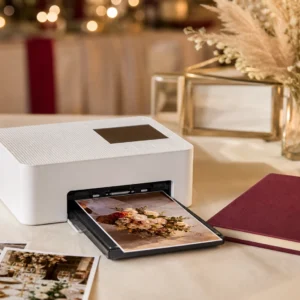 Canon SELPHY CP1500 Fotodrucker druckt ein Hochzeitsfoto am Gästebuch-Tisch