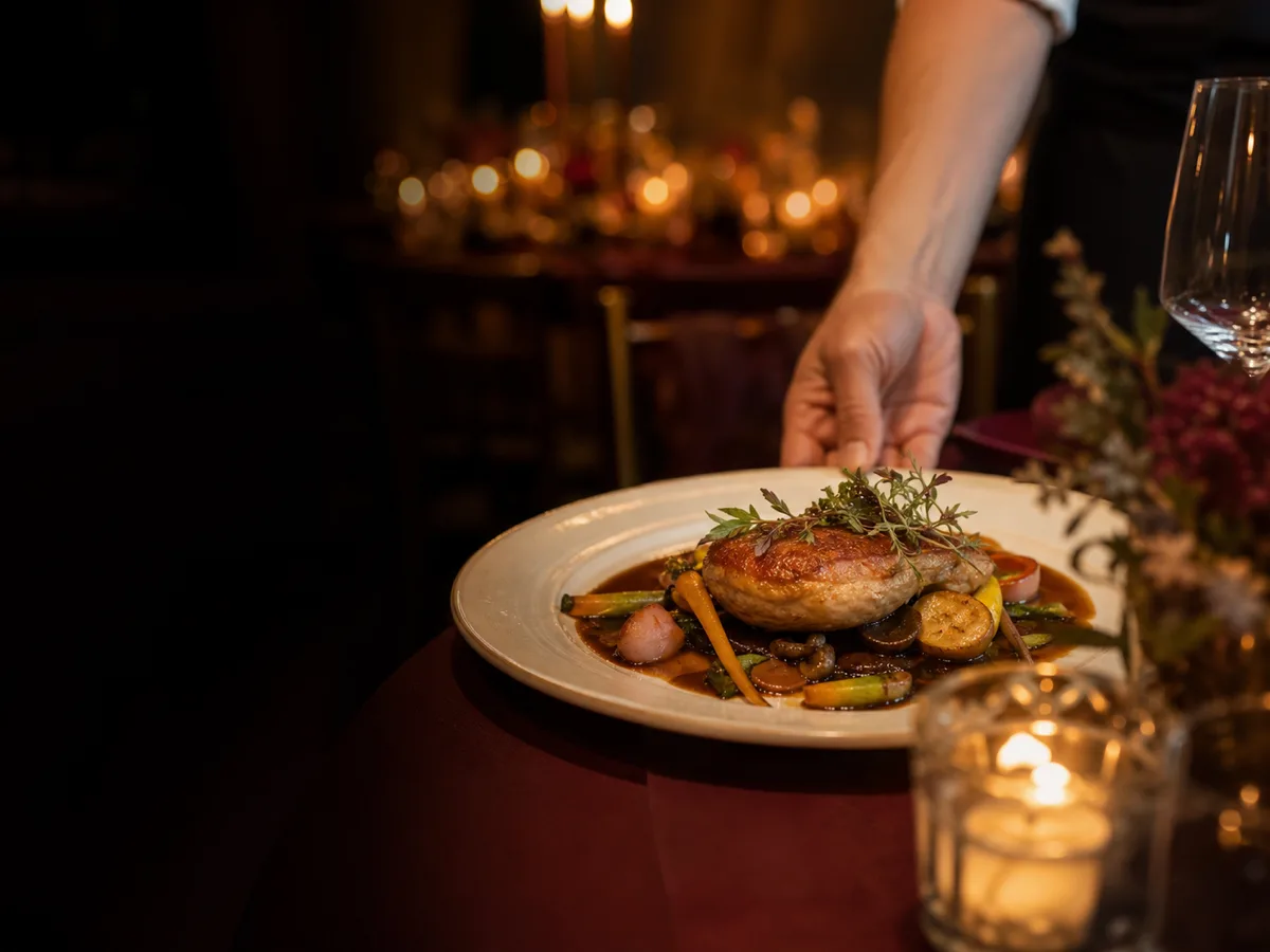 Frisch angerichtetes Hochzeitsgericht wird an einer festlichen Tafel serviert