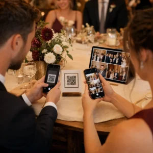 Gäste nutzen das digitale Gästealbum per QR-Code und Smartphone