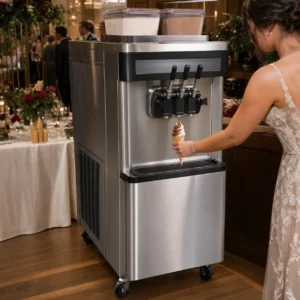 Softeismaschine mit drei Geschmacksoptionen auf einer Hochzeit